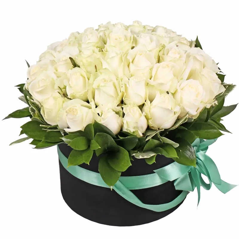 Букет из 35 белых роз в шляпной коробке